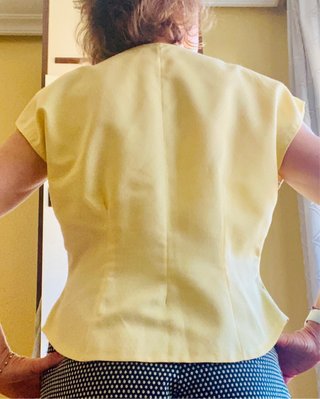 Camisa amarilla de mujer
