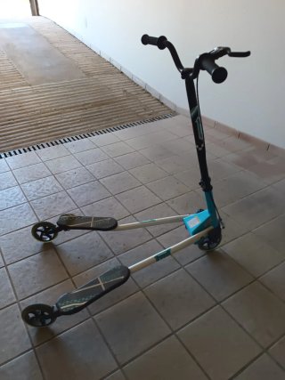 Patinete doble TRYWIL de tres ruedas.