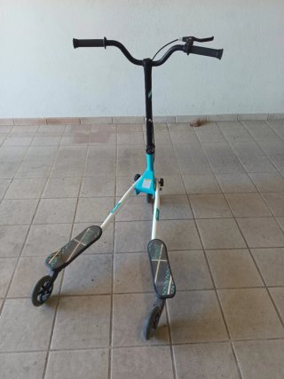 Patinete doble TRYWIL de tres ruedas.