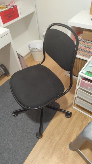 Mesa escritorio blanca con cajones y silla