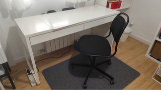 Mesa escritorio blanca con cajones y silla