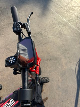 Patin Ecoextem Armored Red Bull con casco fox