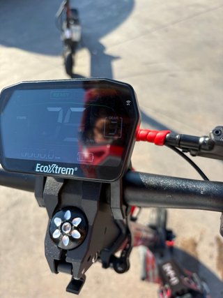 Patin Ecoextem Armored Red Bull con casco fox