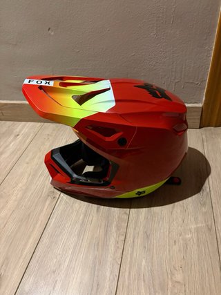 Patin Ecoextem Armored Red Bull con casco fox