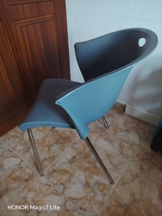 Silla de diseño moderna gris