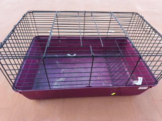 Jaula para mascotas negra y morada