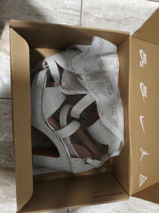 Zapatos de tacón plateados brillantes