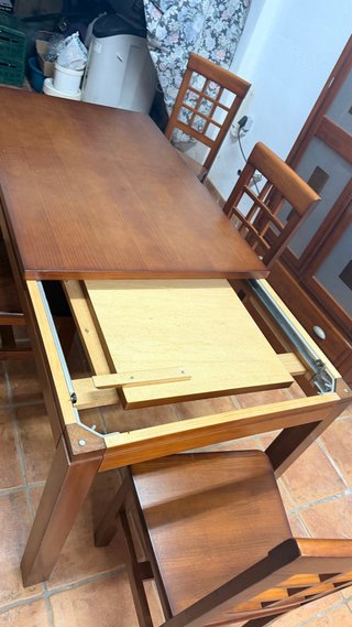 Mesa + 4 Sillas + Mueble de comedor