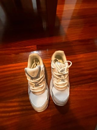 Asics Talla 41.5 Beige y Blanco