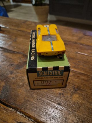 Coche Scalextric Ford GT Amarillo