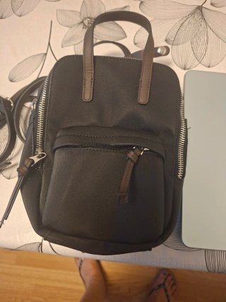 Mochila pequeña negra y marrón