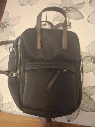Mochila pequeña negra y marrón