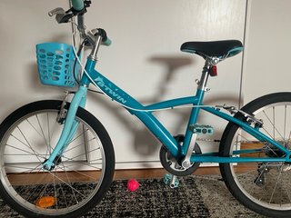 Bicicleta azul con cesta