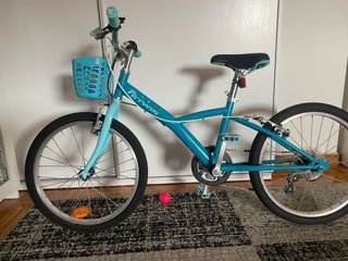 Bicicleta azul con cesta