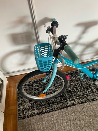 Bicicleta azul con cesta
