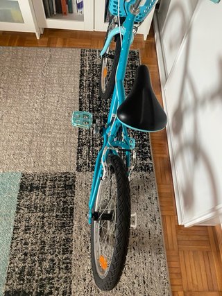 Bicicleta azul con cesta