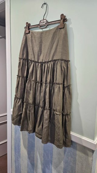 Falda midi con volantes