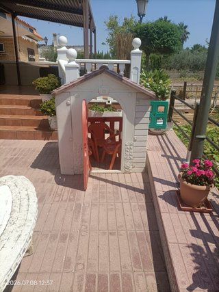 Casa de plástico para niños con tobogan y moto
