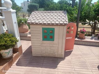 Casa de plástico para niños con tobogan y moto