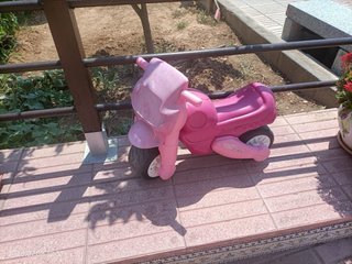 Casa de plástico para niños con tobogan y moto