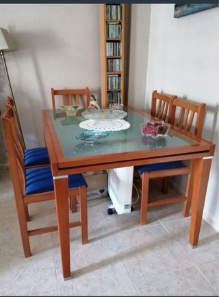 Mesa de madera con 4 sillas