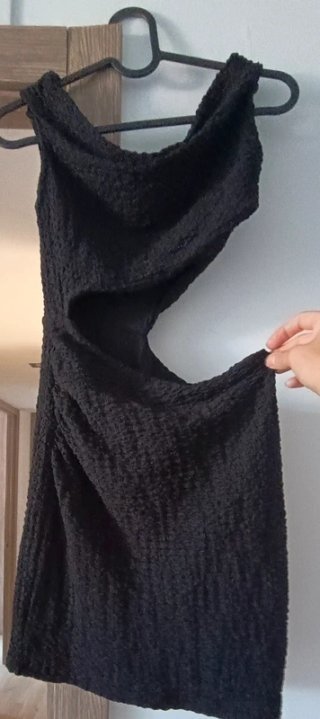 Vestido Corto Negro Ajustado Cut-Out y Cuello Caíd