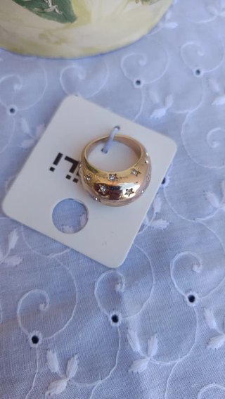 Anillo dorado con estrellas de Mango , nuevo .