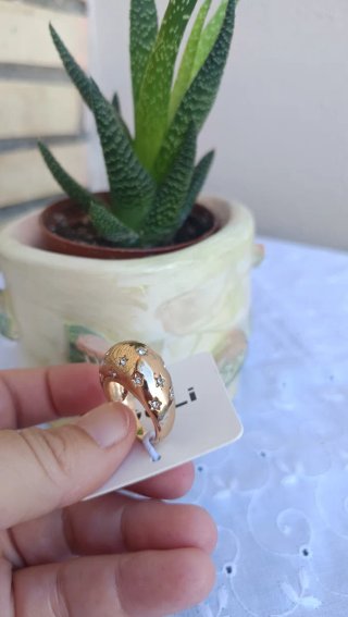 Anillo dorado con estrellas de Mango , nuevo .