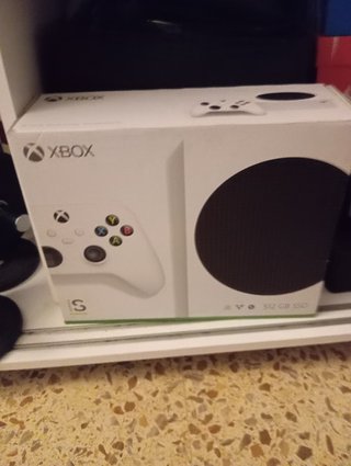 Xbox Series S + 2 mandos + caja