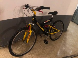 Bicicleta de cadete negra y amarilla