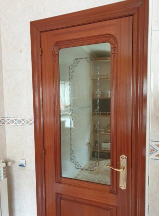 Puerta madera paso con cristal decorado