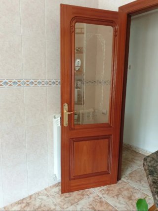 Puerta madera paso con cristal decorado