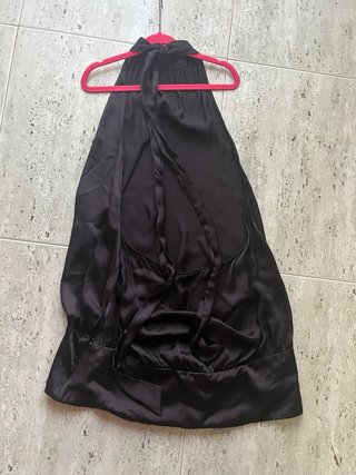 Top negro espalda descubierta