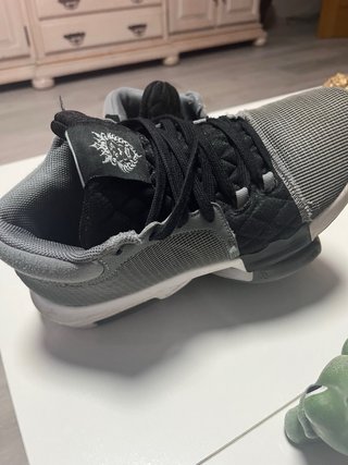 Zapatillas Nike Lebron Negras y Grises