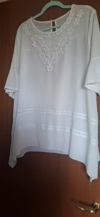 Blusa bianca con pizzo e perle