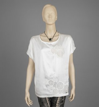 Blusa blanca con detalles calados –Talla Grande