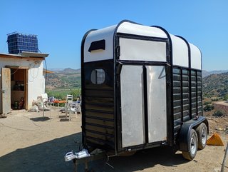 Remolque  van dos caballos