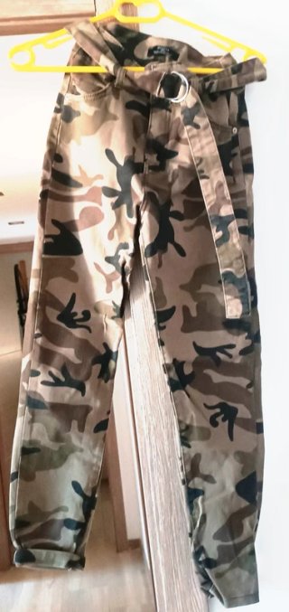 Pantalones camuflaje con cinturón