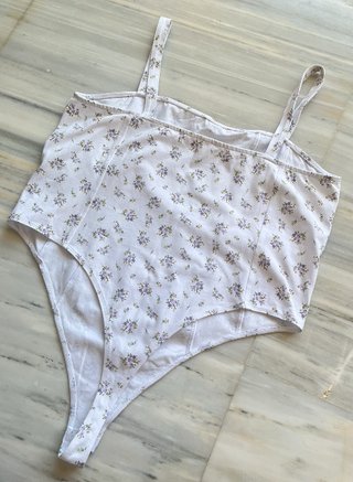 Body floral tirantes H&M blanco y morado