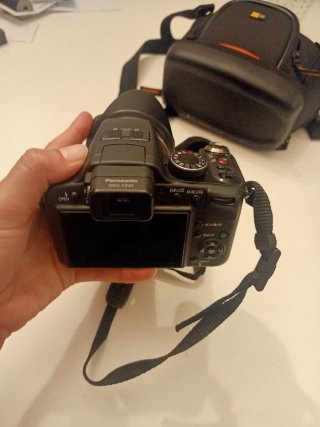 Fotocamera Lumix FZ45 con custodia