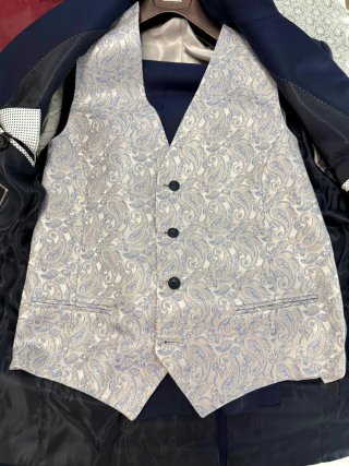 Traje de Novio Azul Aguilar Novias