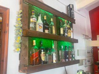 Botellero rústico de pared con iluminación LED RGB