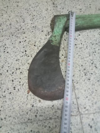 Hacha de mano con mango de madera