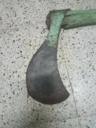 Hacha de mano con mango de madera