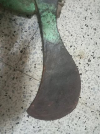Hacha de mano con mango de madera