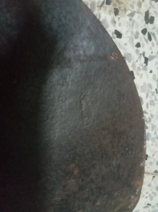 Hacha de mano con mango de madera