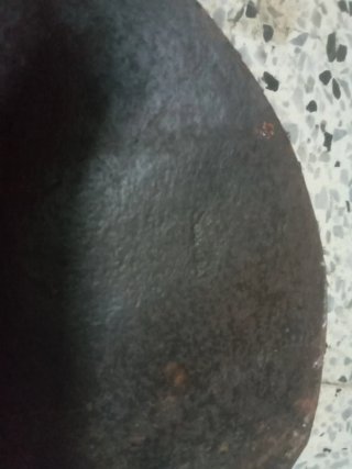 Hacha de mano con mango de madera