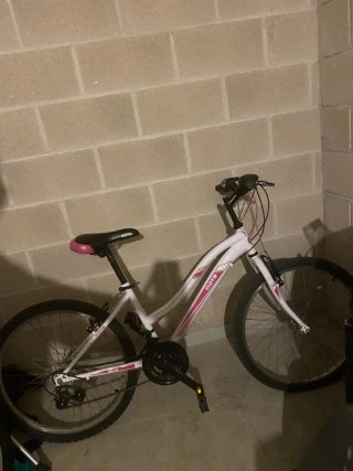 Bicicleta DTB blanca y rosa