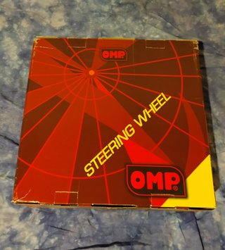 Volante OMP Morado Desplazado
