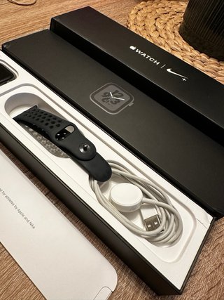 Apple Watch S4 Nike 44mm + Caja + Cargador